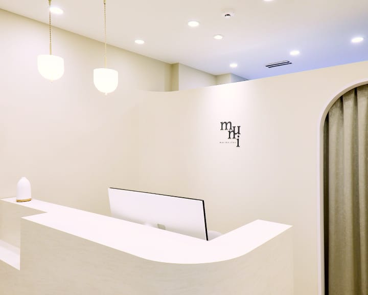 白を基調とした柔らかい雰囲気のクリニック受付カウンター