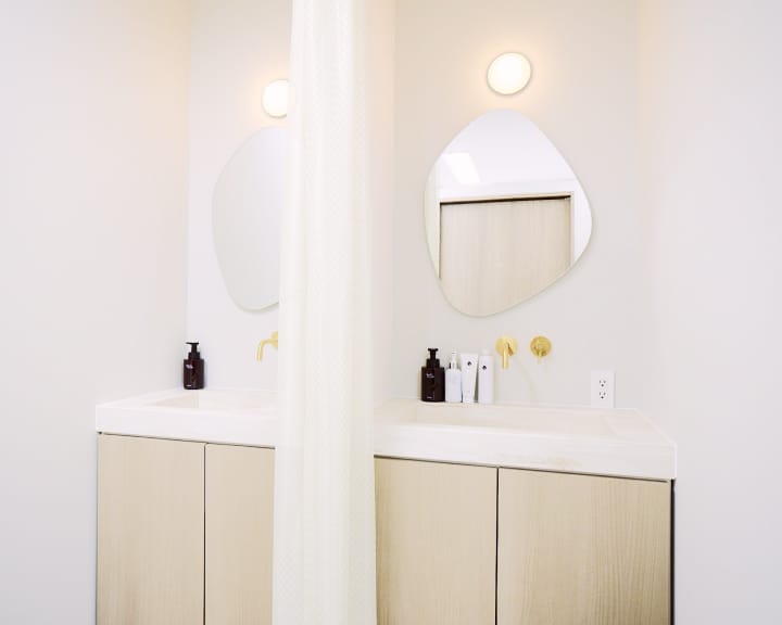 明るくナチュラルな雰囲気の洗面スペースに、2つの洗面台が並んでいる