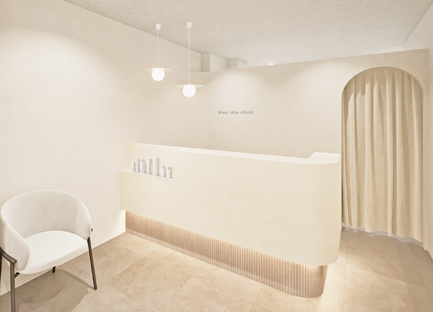 明るく清潔感のあるクリニックの受付カウンターが中央に配置されている